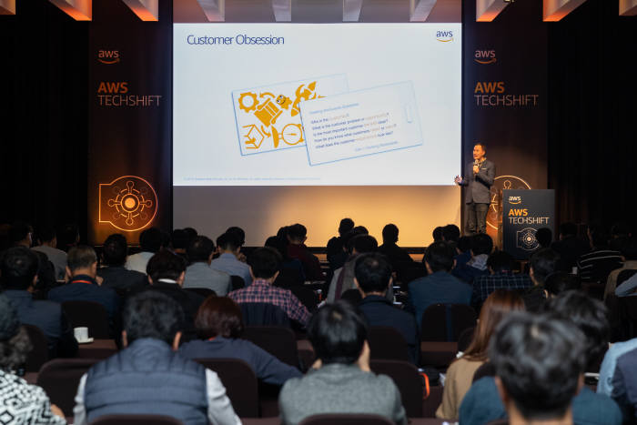 스탠리 찬 AWS 아태지역 기술파트너 총괄이 17일 서울 양재동에서 열린 AWS 테크시프트 2019 행사에서 AWS 고객 지원 정책에 대해 설명하고 있다. AWS코리아 제공