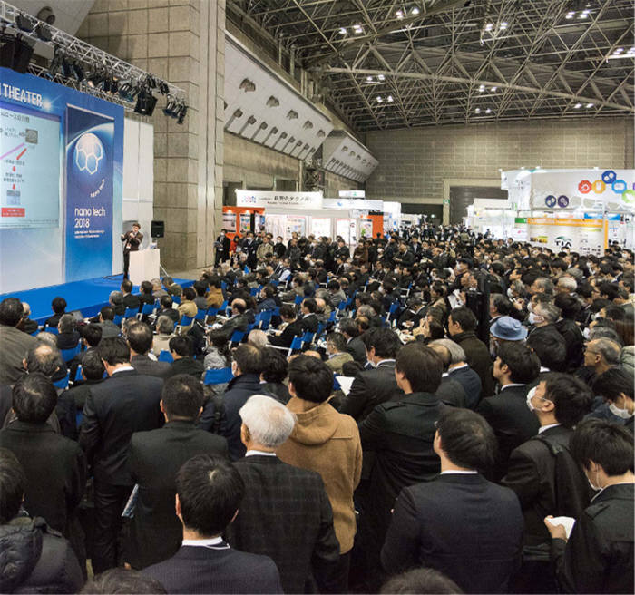 메인 회장에 모여 특별 심포지엄 강연을 참관하는 청중들. (출처: .jtbcom.co.jp)