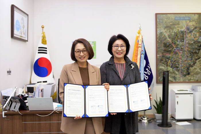 은수미 성남시장(왼쪽)과 최미리 가천대 부총장이 바이오헬스 메이커 스페이스 구축에 관한 협약 후 기념촬영했다.