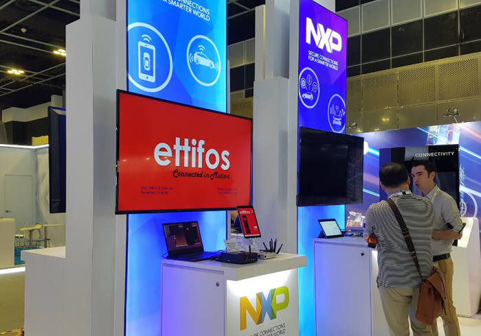 에티포스는 새로운 V2X 칩셋용 소프트웨어 솔루션을 오는 25일까지 싱가포르에서 열리는 ITS 월드 콩그레스 2019에서 글로벌 자동차 반도체 업체 NXP와 함께 시연한다. NXP 전시장에 전시된 에티포스의 솔루션. <사진=에티포스>