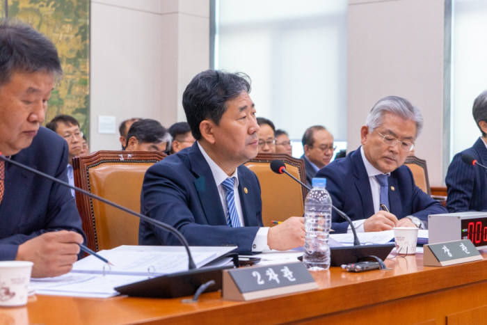 박양우 문화체육관광부장관이 21일 국회에서 의원 질의에 답하고 있다