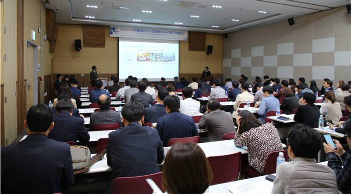 광주전남SW융합클러스터사업단이 기업 관계자들을 대상으로 에너지 신산업과 SW융합 클러스터 구축 사업을 설명하고 있다.