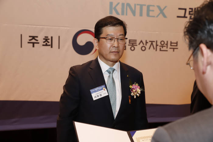 22일 경기 고양시 킨텍스(KINTEX) 제1전시장에서 열린 2019년도 자본재산업 발전유공 포상식에서 서유성 현대중공업지주 사업대표가 금탑산업훈장을 받고 있다. <사진제공 한국기계산업진흥회>