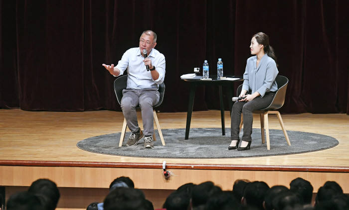 정의선 현대차그룹 수석부회장이 22일 서울 서초구 현대차그룹 본사 2층 대강당에서 열린 타운홀 미팅에서 질의응답을 하고 있다.