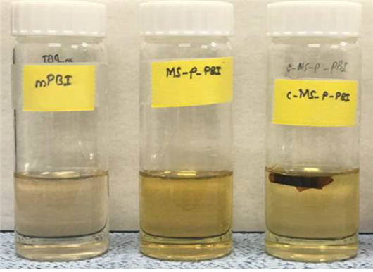 160 ℃에서 85 중량 % 인산 용액에 가열된 고분자막. 맨오른쪽이 이번 개발된 고분자막으로, 용해되지 않았다.