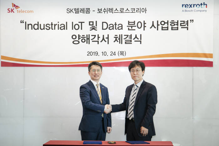 김신 보쉬렉스로스코리아 대표(왼쪽)와 최낙훈 SK텔레콤 5GX IoT/Data그룹장이 산업용 ioT, 데이터 사업 협력 양해각서를 교환했다.