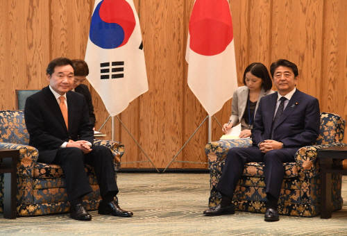 일본을 방문중인 이낙연 국무총리가 24일 일돈 도쿄 총리관저에서 아베 신조 총리와 면담을 나누고 있다. 사진=국무총리비서실