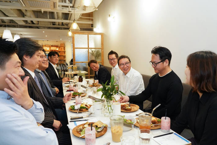 김학수 금융결제원장(오른쪽 가운데)이 오픈뱅킹 관련 핀테크 업체 대표를 만나 그들의 의견을 듣고 있다.