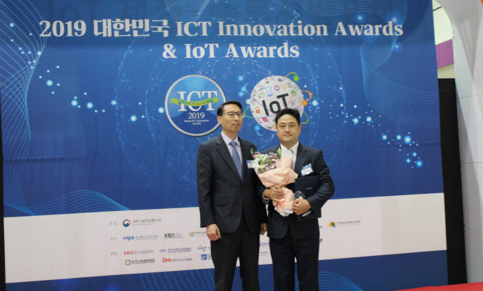 이상훈 시스원 대표(사진 오른쪽)는 2019 대한민국 ICT 이노베이션 어워드에서 얼굴인식 출입통제 기술력을 높게 평가받아 수상의 영예를 안았다.