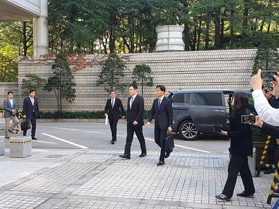 이재용 삼성전자 부회장(사진 가운데)이 서울 서초동 법원종합청사에 도착했다. 이영호기자youngtiger@etnews.com