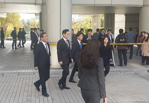 법원을 나서는 이재용 삼성전자 부회장(사진 가운데). 이영호기자youngtiger@etnews.com