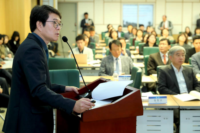 전국시장·군수·구청장협의회 산하 복지대타협특별위원회는 28일 국회의원회관에서 왜 복지대타협인가라는 주제로 토론회를 개최했다. 정원오 서울 성동구청장이 주제발표하고 있다.