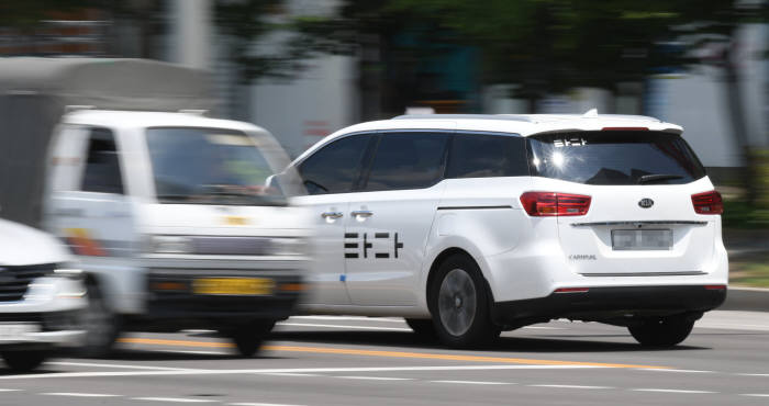 도로를 내달리는 타다 차량.(사진=김동욱기자 gphoto@etnews.com)