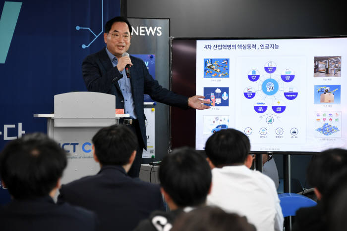 과학기술정보통신부가 주최하는 2019 SW ICT 진로탐색교육이 30일 서울 마포구 ICT콤플렉스에서 열렸다. 김창용 NIPA 원장이 강연하고 있다. 윤성혁기자 shyoon@etnews.com