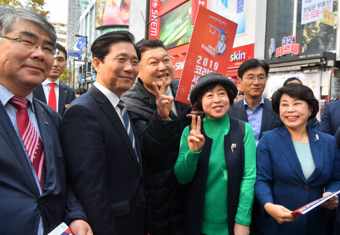 시민, 관광객들과 사진 찍는 성 장관, 홍보대사 강호동