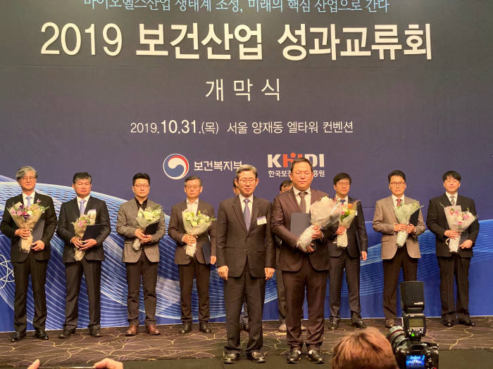 장영준 바이오트코리아 대표(오른쪽)가 2019 보건산업 성과 교류회에서 장관상을 수상하고 있다.