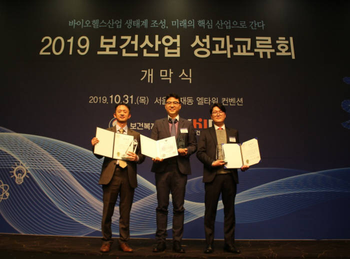 31일 2019 보건산업 성과 교류회에서 우수 혁신형 제약기업으로 선정돼 보건복지부장관상과 한국보건산업진흥원장상을 수상한 후 전승호 대웅제약 대표(가운데)와 박성수 나보타사업본부장(왼쪽), 조민재 팀장(오른쪽)이 기념사진을 촬영하고 있다.