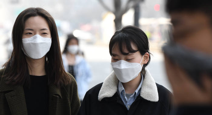 미세먼지 농도 매우 나쁨 수준의 서울 광화문 버스정류장. 김동욱기자 gphoto@etnews.com