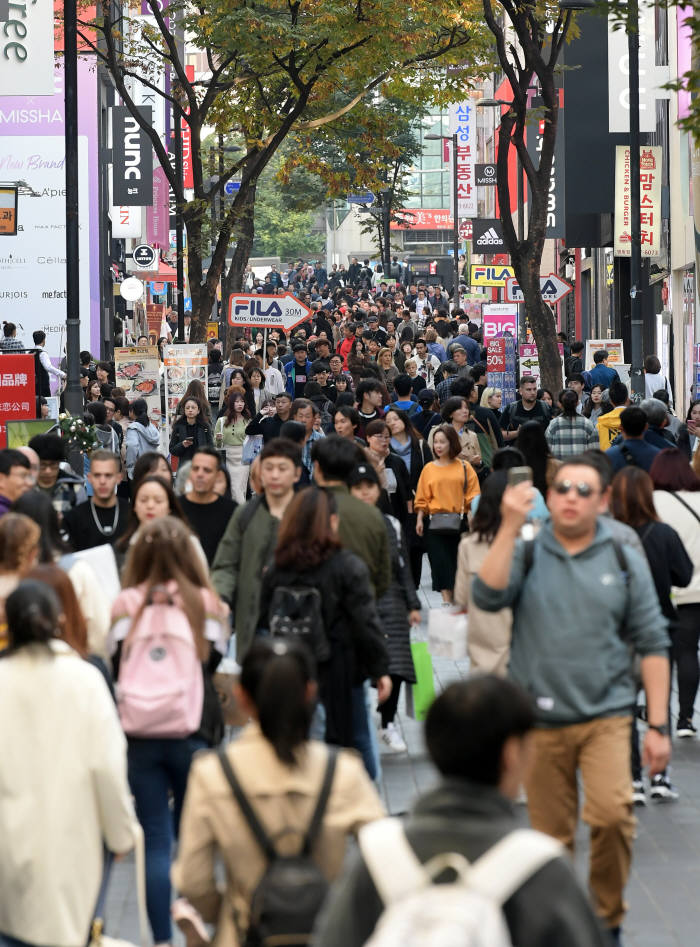 코리아세일페스타 첫 주말, 북적이는 명동거리