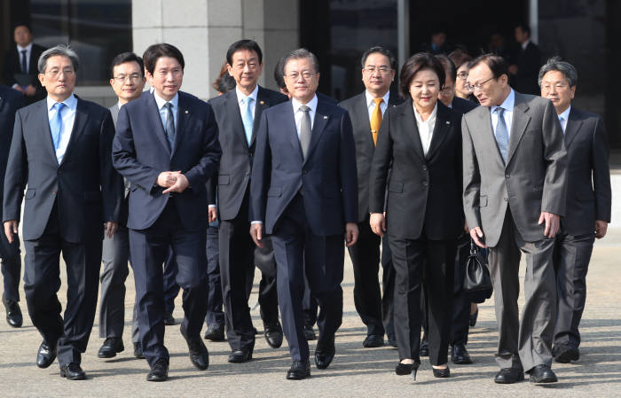 태국 아세안+3 정상회의 참석차 출국하는 문재인 대통령과 부인 김정숙 여사가 3일 오전 서울공항에서 공군1호기로 이동하고 있다. <연합뉴스>