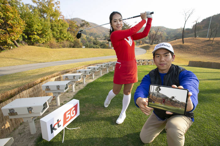 프로골퍼 김민주 선수가 골프존카운티 안성H 8번홀에서 스윙을 하는 장면이 5G 매트릭스 뷰 서비스를 통해 실시간으로 전송되고 있다.