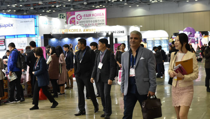 지난달 31일부터 11월 3일까지 킨텍스 제1전시장에서 열린 G-FAIR KOREA 2019에서 해외 바이어 및 관람객들이 참가기업 부스를 둘러보고 있다.