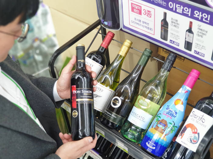 '여름 맥주·가을 소주' 계절 타는 편의점 술…겨울엔 와인이 대세