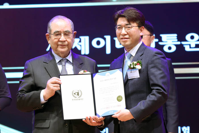 왼쪽부터 이수성 한국유엔봉사단 명예총재와 한종희 CJ대한통운 상무