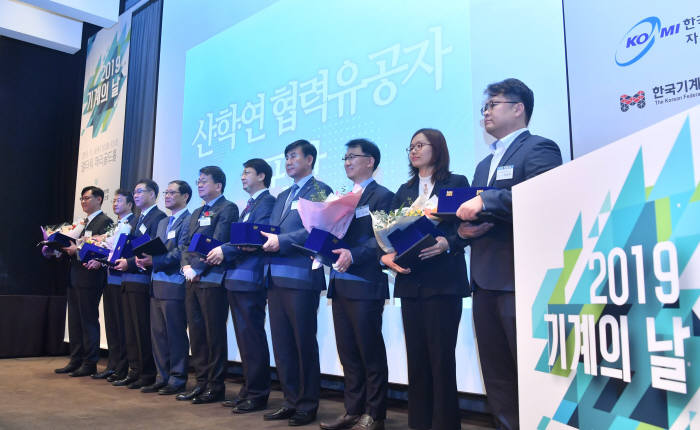 2019 기계의 날 행사가 6일 서울 양재동 엘타워에서 열렸다. 산업부 장관 표창 수상자들이 기념촬영 하고 있다. 박지호기자 jihopress@etnews.com