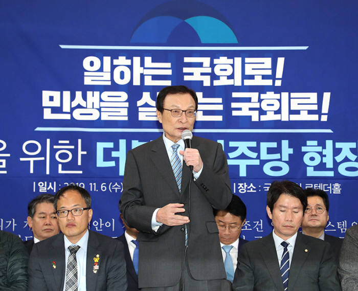 이해찬 더불어민주당 대표가 6일 국회 로텐더홀에서 열린 현장최고위원회에서 발언하고 있다.