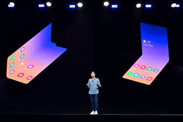 삼성 개발자 콘퍼런스 2019에서 정혜순 삼성전자 무선사업부 프레임워크R&D그룹 상무가 새로운 폴더블 스마트폰 폼팩터를 공개했다.