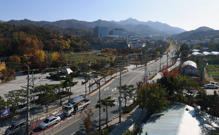 서울대가 낙성대 일대를 창업 공간으로 조성하는 낙성벤처밸리 계획의 일환으로 낙성대역 인근에 스타트업 육성 시설을 마련하기 위해 100억원을 들여 외부건물을 매입한다. 7일 서울 관악구 서울영어마을 관악캠프에서 바라본 낙성벤처밸리 예정 부지 모습. 이동근기자 foto@etnews.com