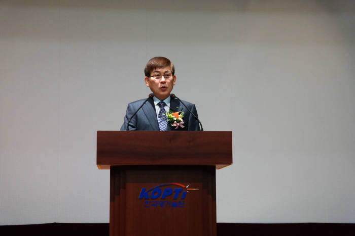 신용진 한국광기술원 제7대 원장이 11일 취임식에서 취임사를 하고 있다.