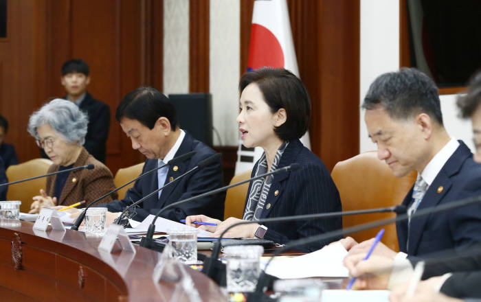 유은혜 부총리가 11일 제 1차 사람투자 인재양성 협의회와 15차 사회관계장관회의에서 AI 등 미래첨단분야 인재 양성을 위한 제도를 개정하겠다고 밝혔다. 사진=교육부