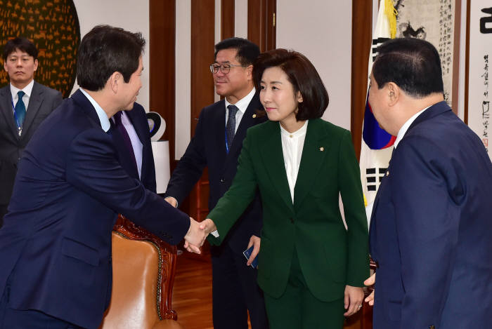 이인영 더불어민주당 원내대표(왼쪽)와 나경원 자유한국당 원내대표가 12일 오전 국회에서 교섭단체 원내대표 회동 전 인사하고 있다. 오른쪽은 문희상 국회의장. <연합뉴스>