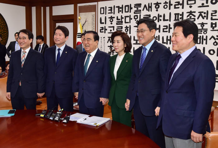 문희상 국회의장이 12일 오전 국회에서 교섭단체 원내대표들과 회동하고 있다. <연합뉴스>