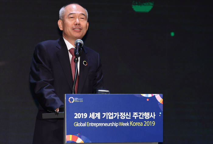 황철주 한국청년기업가정신재단 이사장이 개회사를 하고 있다. 이동근기자 foto@etnews.com