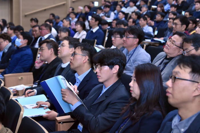 한국산업기술평가관리원과 전자신문사가 공동 주최한 2019 글로벌 소재테크페어가 12일 서울 강남구 삼성동 코엑스에서 열렸다. 행사에서는 세계 최초로 양산에 성공한 국내 사례가 조명됐다. 참석자들이 발표에 집중하고 있다. 박지호기자 jihopress@etnews.com