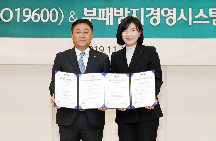 강태희 하나금융지주 준법감시인(왼쪽)과 황은주 한국경영인증원(KMR) 원장이 인증서 수여식 후 기념촬영했다.