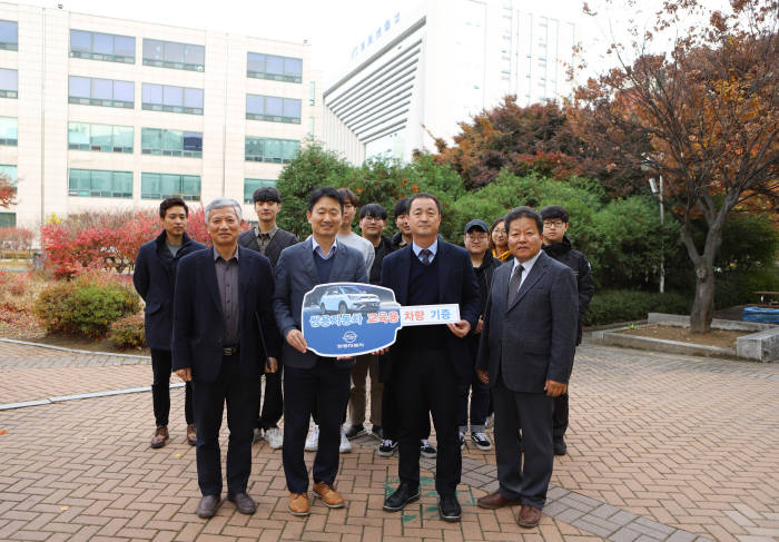 지난 12일 가천대학교에서 진행된 쌍용자동차 교보재 전달식에서 가천대학교 기계공학과 최회명 학과장(왼쪽 두 번째부터), 쌍용자동차 정비연수원 이창열 원장 등 관계자 및 학생들이 기념촬영을 하고 있다.