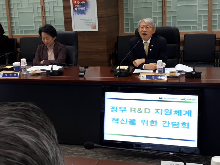 최기영 과기정통부 장관이 14일 한국연구재단 대전청사에서 열린 연구자 중심 R&D 제도혁신 간담회에 앞서 인사말을 건네는 모습.