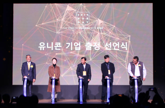 13일 여의도 The-K타워에서 열린 2019 HUB Day에서 (왼쪽부터) 윤종규 KB금융그룹 회장, 이혜민 핀다 대표, 정부석 EYL 대표, 최현길 메인라인 대표, Saeed Amidi PNP CEO가 함께 미래 유니콘 기업 출정 선언을 하고 있다.