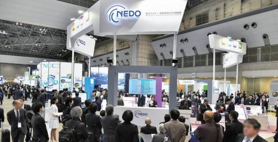 일본 나노 기술 컨소시엄을 주도하는 산업기술종합연구소(NEDO)에 많은 관람객이 모였다.
