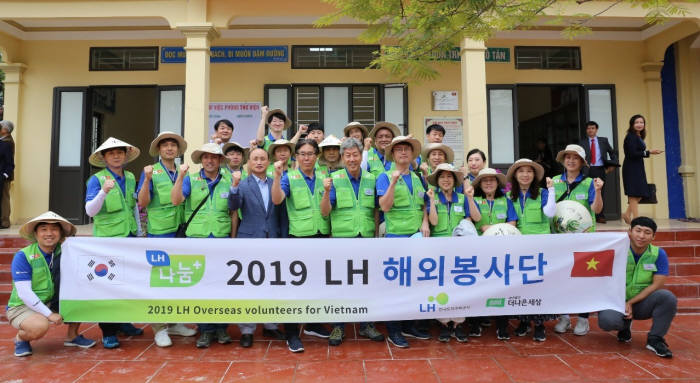 한국토지주택공사(LH)는 베트남 흥옌성 소재 뿌띤초등학교에서 글로벌 사회공헌활동을 펼쳤다고 17일 밝혔다.