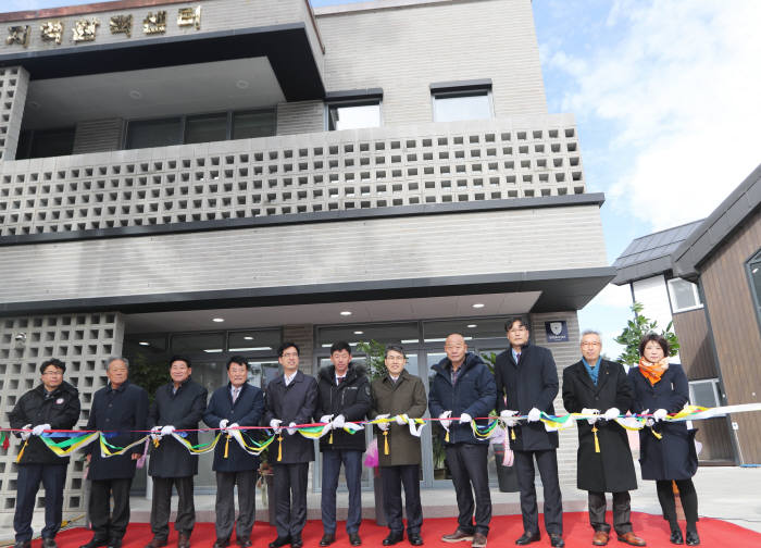 정명곤 KT 지속가능경영담당 상무(오른쪽에서 세번째)를 비롯한 참석자들이 개소식을 진행하고 있다.