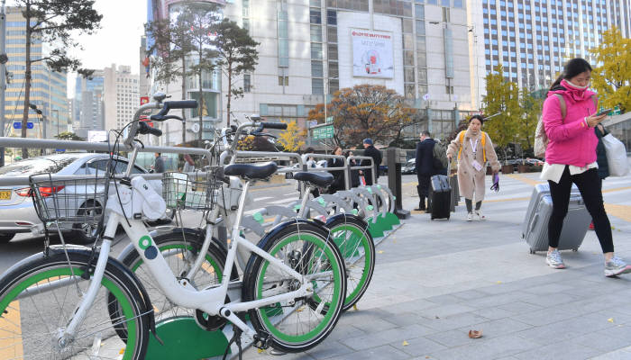 서울시설관리공단이 최근 서울 시내 주요 배달 대행업체에 따릉이의 상업적 이용을 막아달라는 공문을 보냈다. 일부 업체 배달기사가 따릉이로 영업하는 사례를 확인해 협조를 당부하기 위해서다. 19일 서울 중구 을지로입구에의 따릉이 대여소. 박지호기자 jihopress@etnews.com