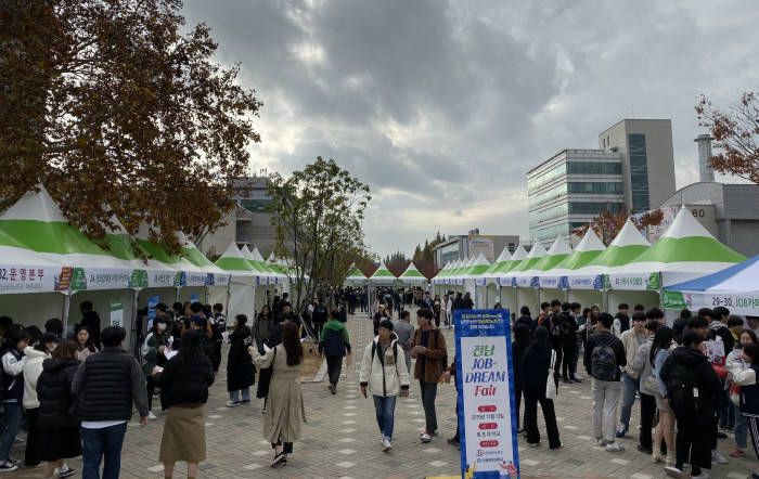 전남테크노파크가 지난 12일 목포대에서 개최한 전남 잡-드림 페어(JOB-DREAM Fair) 행사장 모습.