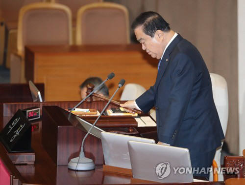 문희상 국회의장이 19일 제371회 국회 11차 본회의 개의를 알리는 의사봉을 두드리고 있다. 연합뉴스