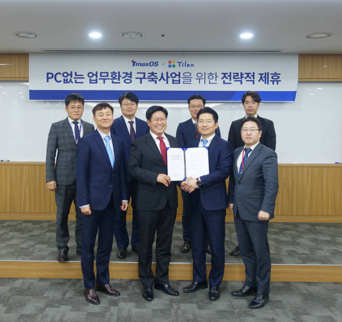 티맥스오에스와 틸론이 PC 없는 업무환경 구축사업을 위한 전략적 제휴를 체결했다. 한상욱 티맥스오에스 대표(앞줄 왼쪽 두번째)와 최백준 틸론 대표(앞줄 왼쪽 세번째) 등 양사 관계자가 사진촬영을 하고 있다. 티맥스오에스 제공