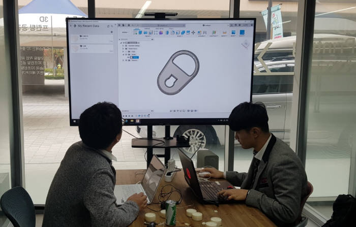 대구창조경제혁신센터가 운영하는 시제품제작 전문멘토단사업에서 예비창업자와 전문멘토가 아이디어 상담을 하는 모습.